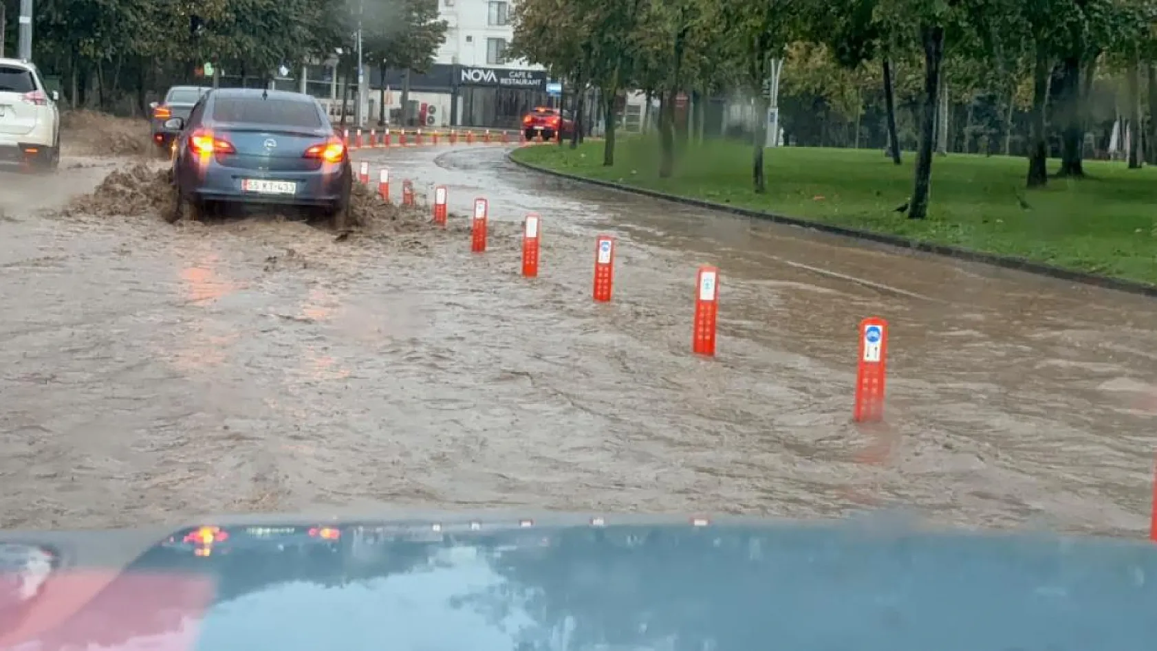 Kocaeli'de sağanak yağış hayatı olumsuz etkiledi: Cadde ve sokaklar sular altında kaldı
