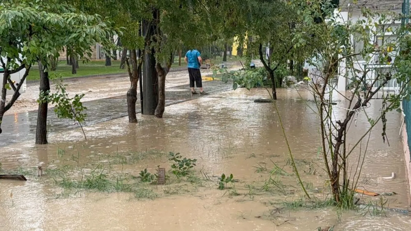 Kocaeli'de sağanak yağış hayatı olumsuz etkiledi: Cadde ve sokaklar sular altında kaldı