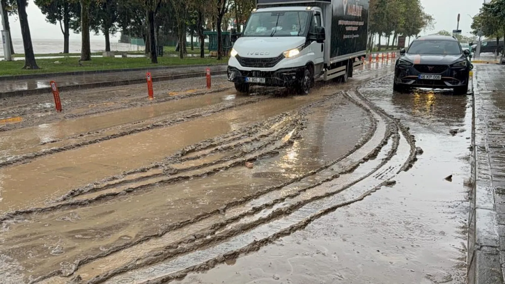 Kocaeli'de sağanak yağış hayatı olumsuz etkiledi: Cadde ve sokaklar sular altında kaldı