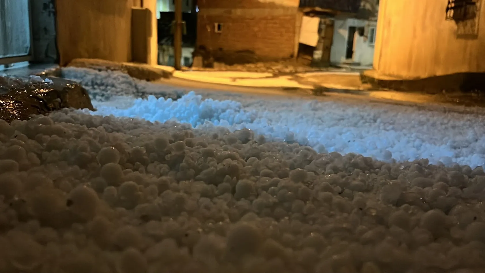 Bayburt'ta fındık büyüklüğünde dolu ve sağanak yağış etkili oldu