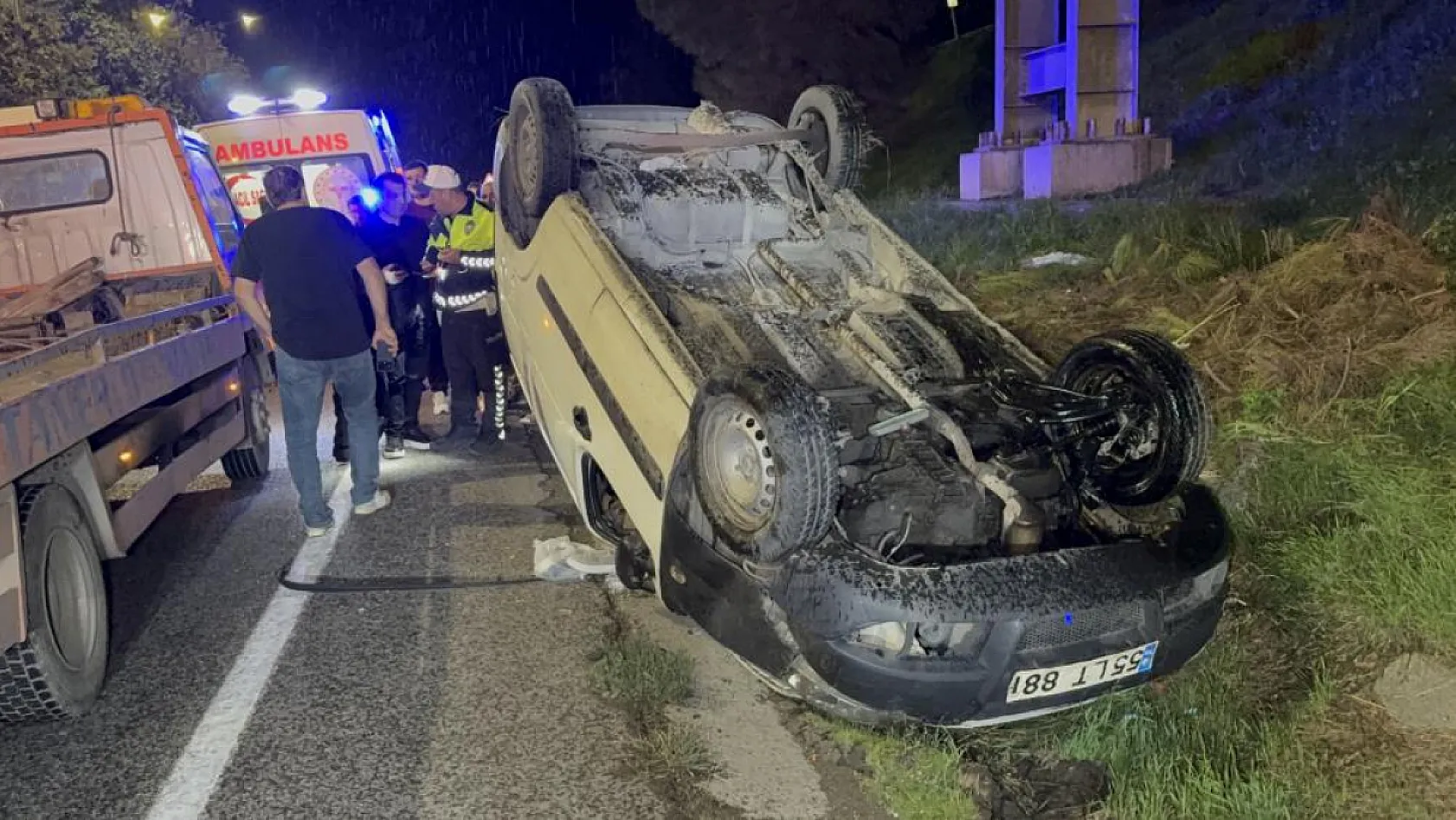 Samsun'da korkutan kaza! Hafif ticari araç 30 metre yükseklikten bulvara uçtu
