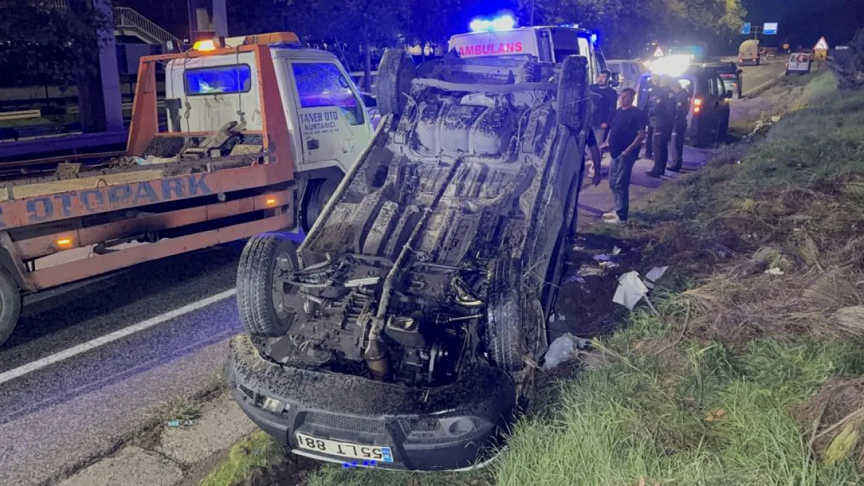 Samsun'da korkutan kaza! Hafif ticari araç 30 metre yükseklikten bulvara uçtu