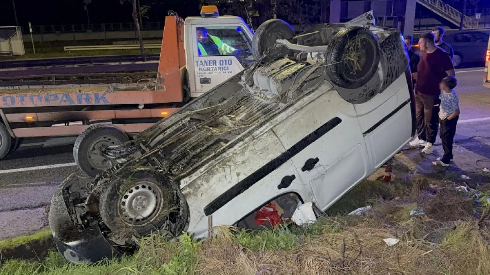 Samsun'da korkutan kaza! Hafif ticari araç 30 metre yükseklikten bulvara uçtu