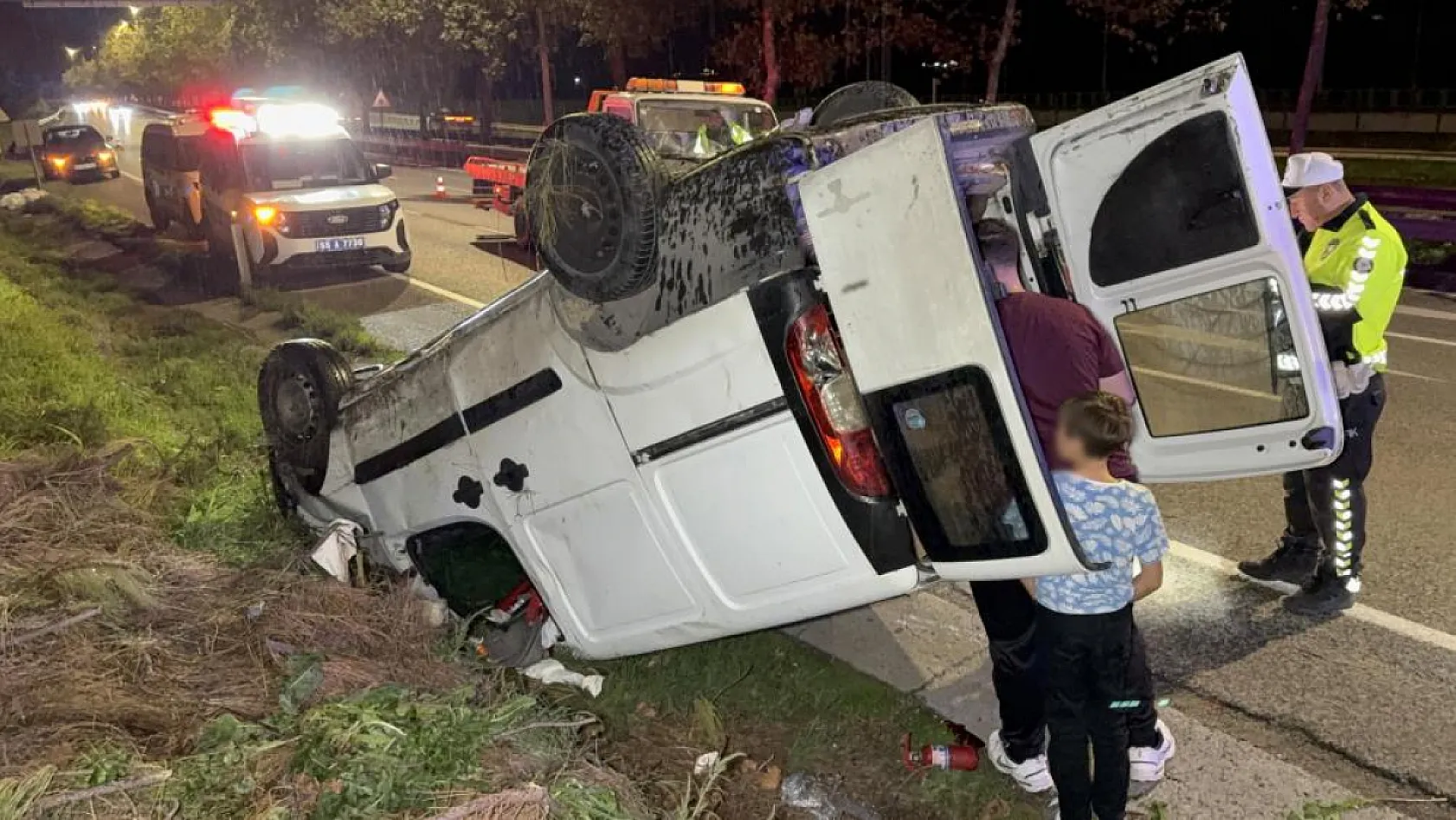 Samsun'da korkutan kaza! Hafif ticari araç 30 metre yükseklikten bulvara uçtu