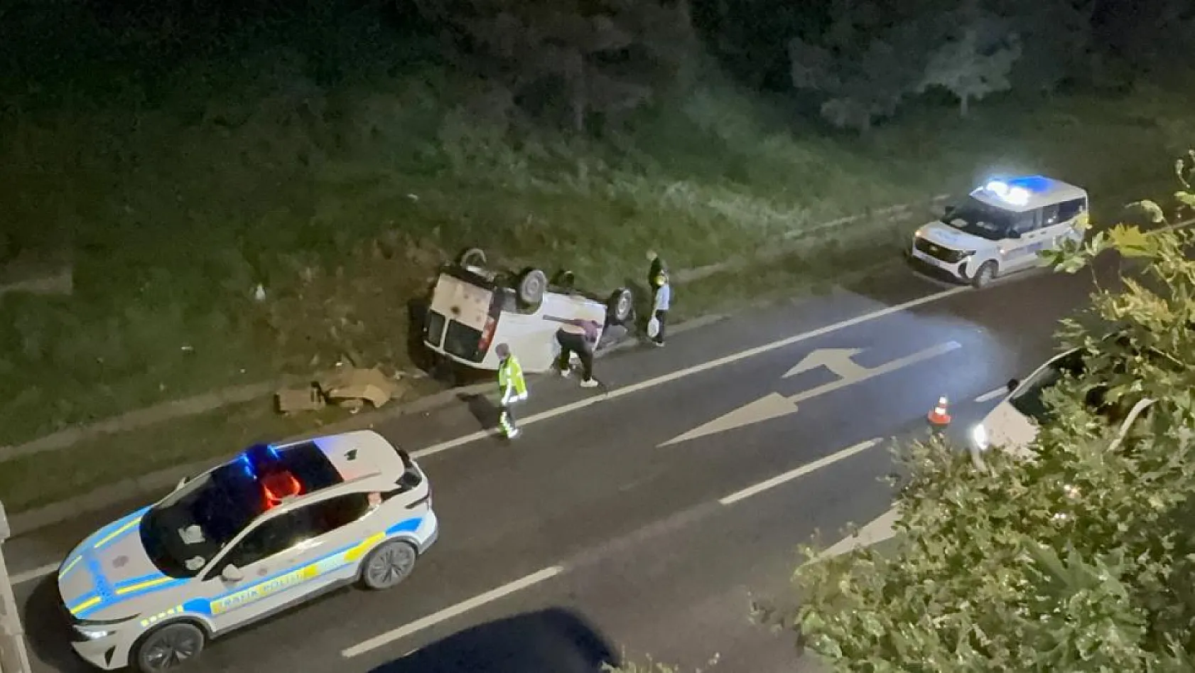 Samsun'da korkutan kaza! Hafif ticari araç 30 metre yükseklikten bulvara uçtu