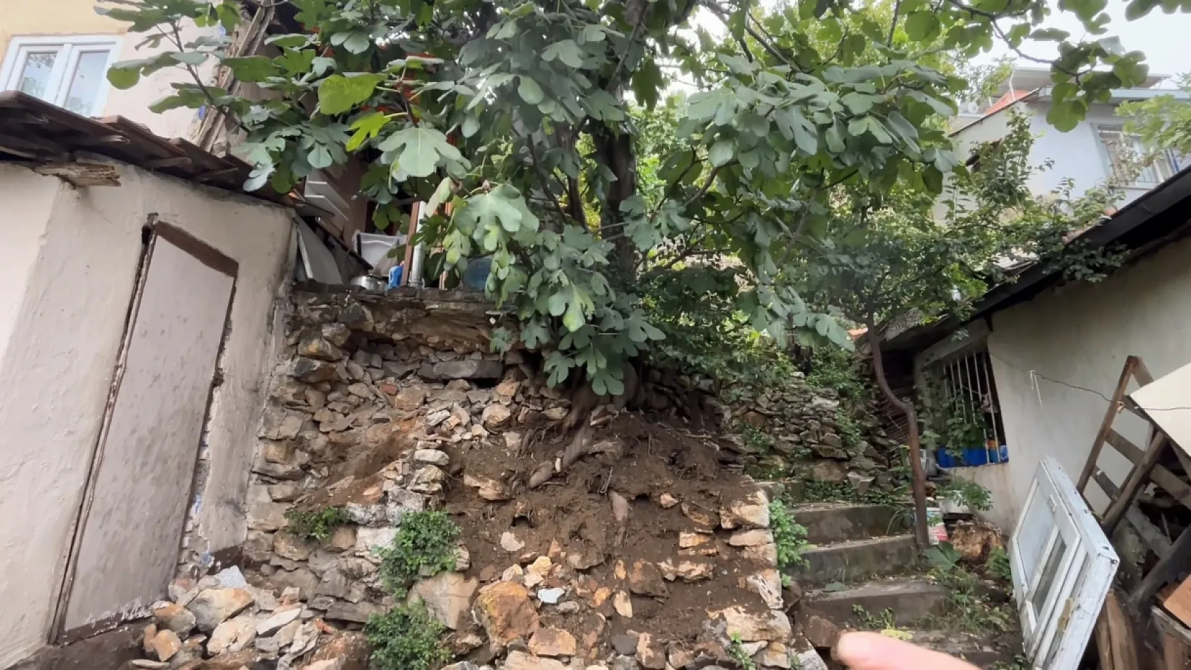 Bursa'da yağış sonrası toprak kaydı: Taşlar yola savruldu
