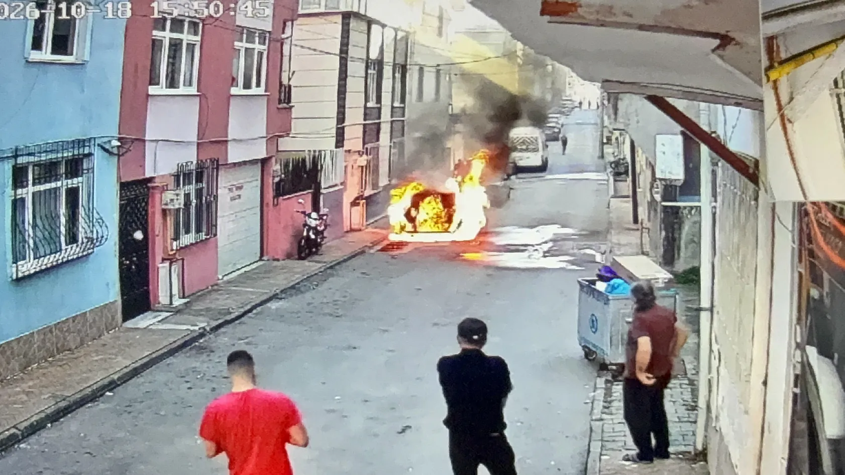 Samsun'da elektrikli otomobil alevlere teslim oldu