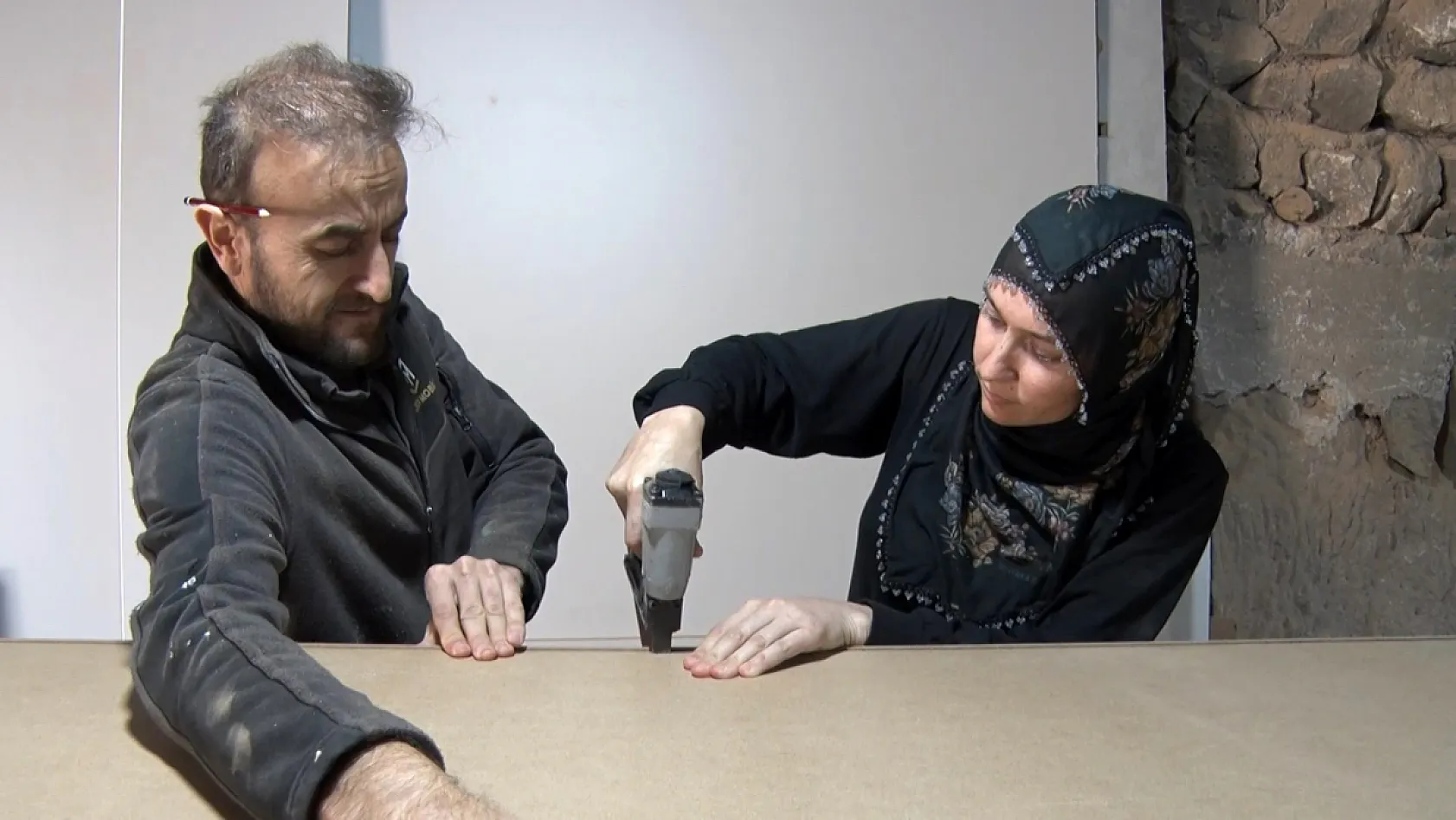 Eşine destek olmak için başladı, mobilya ustası oldu