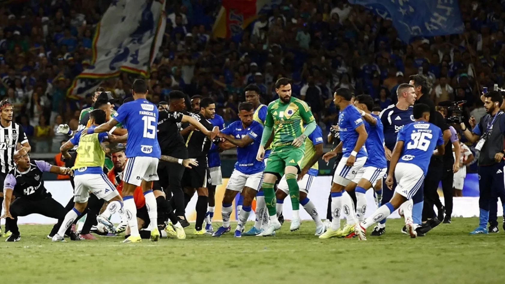 Futbol değil boks konuşuldu! 23 kırmızı kartla tarihe geçti