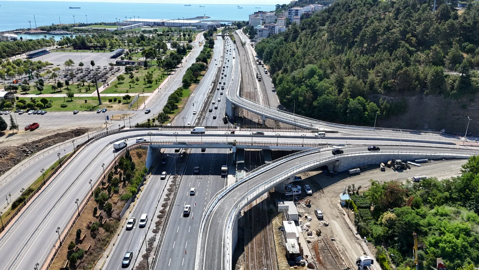 Kenan Şara Köprülü Kavşağı Projesi'nde İki Önemli Bağlantı Yolu Trafiğe Açıldı