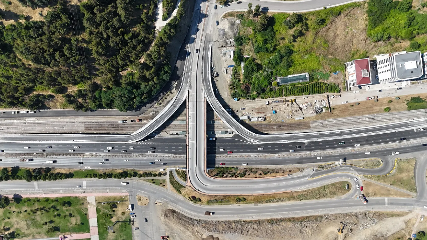 Kenan Şara Köprülü Kavşağı Projesi'nde İki Önemli Bağlantı Yolu Trafiğe Açıldı