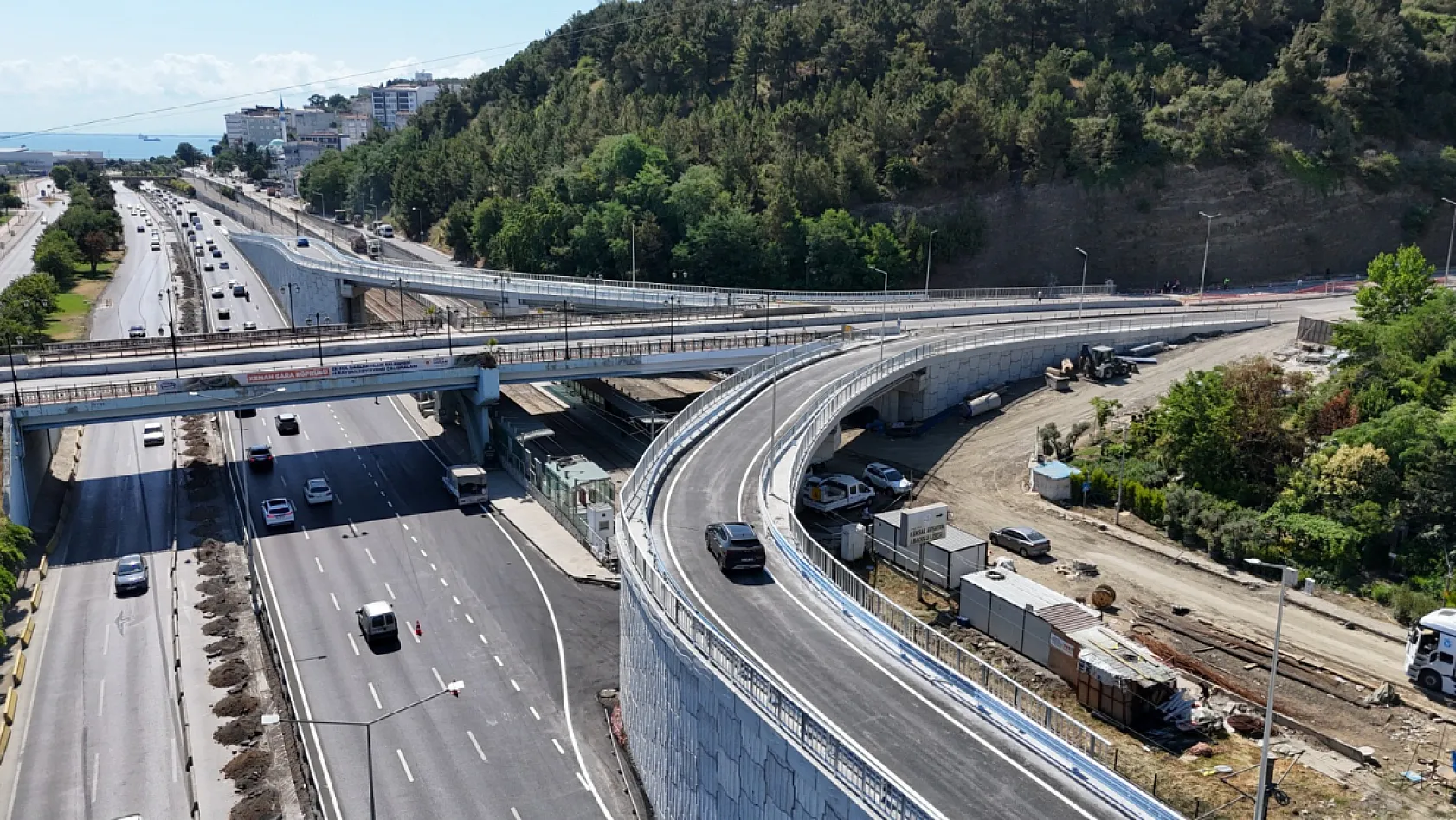 Kenan Şara Köprülü Kavşağı Projesi'nde İki Önemli Bağlantı Yolu Trafiğe Açıldı