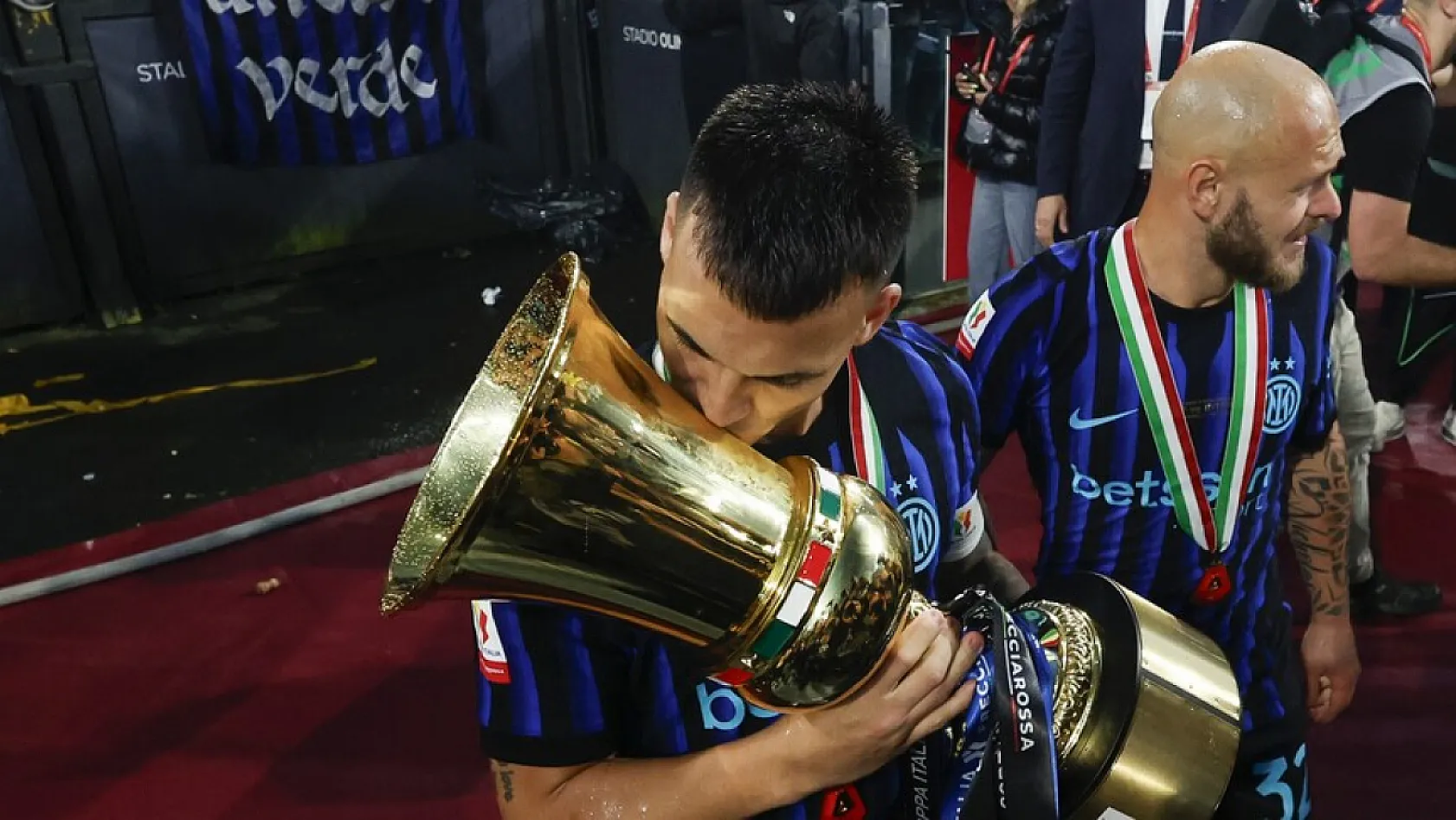 Hakan Çalhanoğlu Tarihe Geçti! Inter, İtalya Kupası'nda Şampiyonluğa Ulaştı