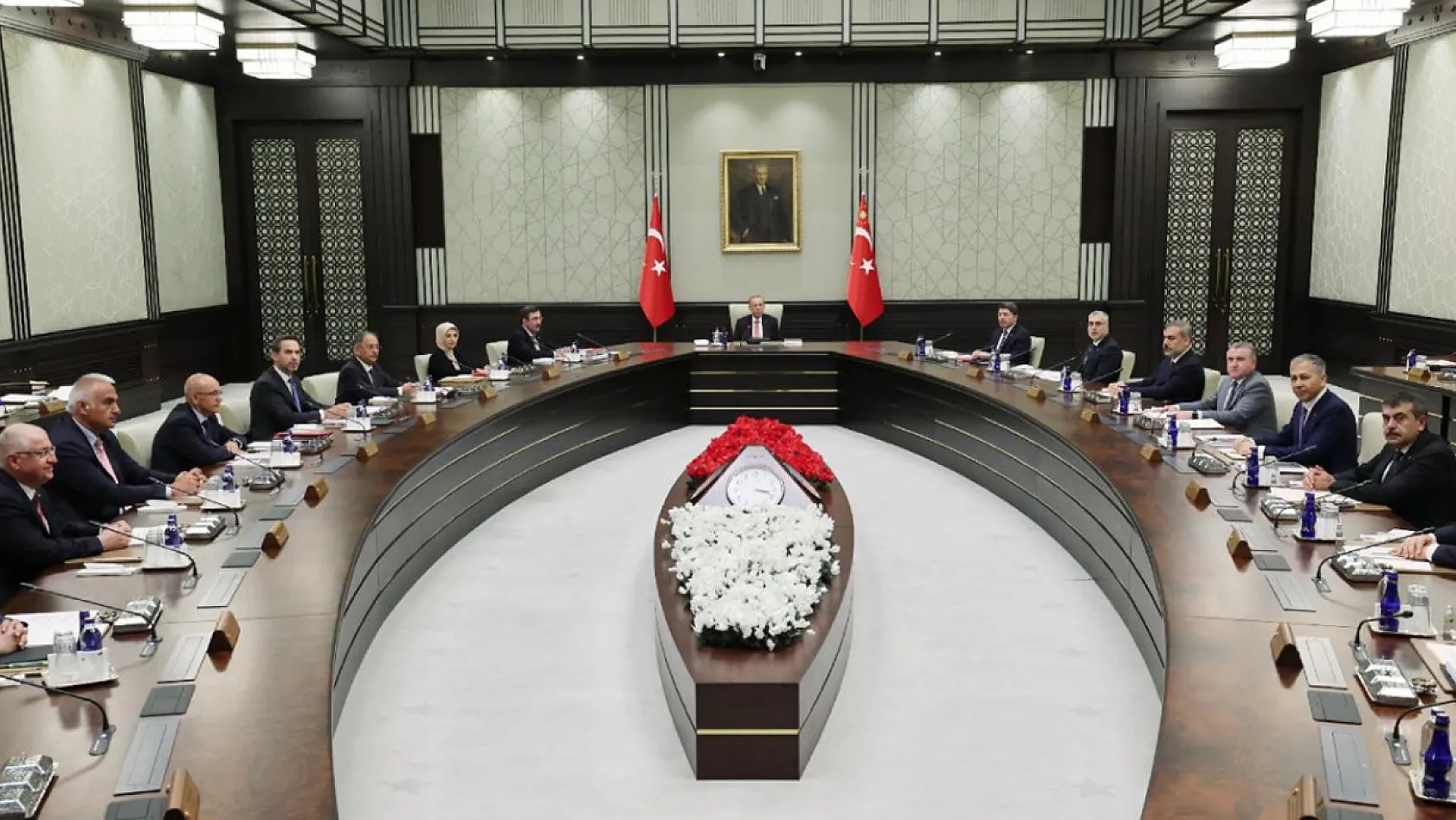 Kabine Toplantısı Başladı: Orta Doğu Krizi, Ekonomi ve Terörle Mücadele Masada