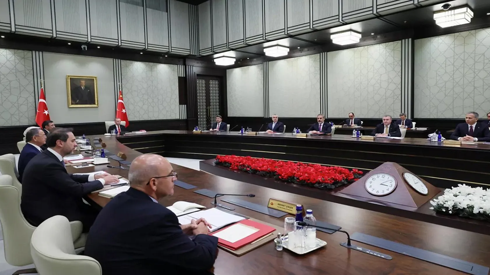 Kabine Toplantısı Başladı: Orta Doğu Krizi, Ekonomi ve Terörle Mücadele Masada