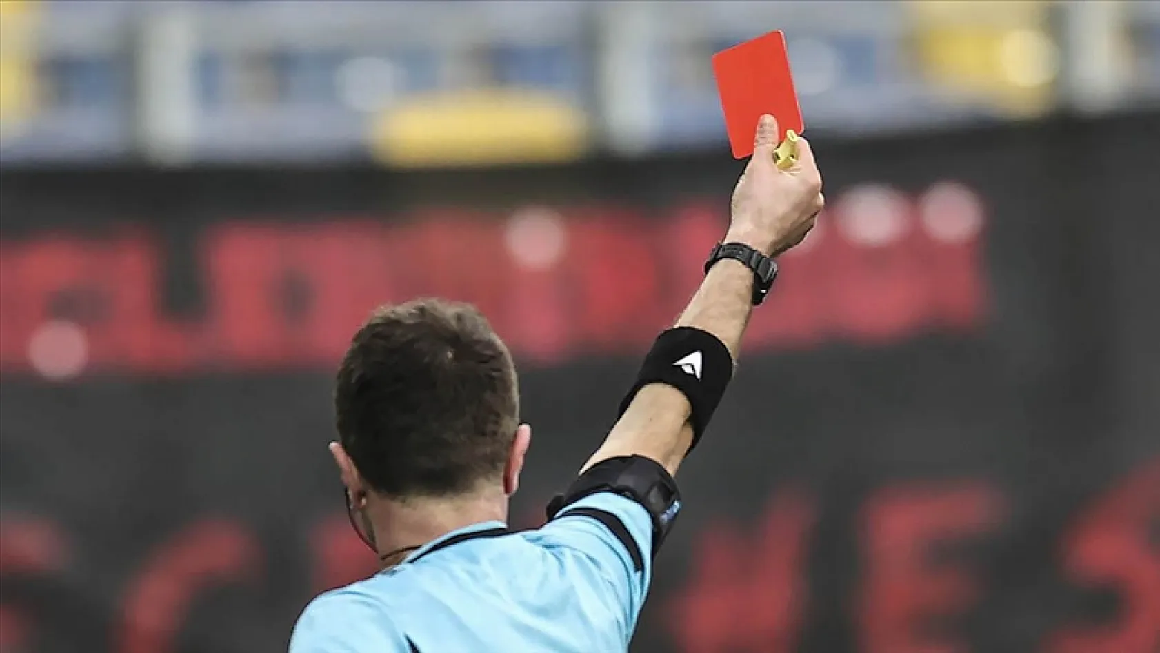 Futbol değil boks konuşuldu! 23 kırmızı kartla tarihe geçti
