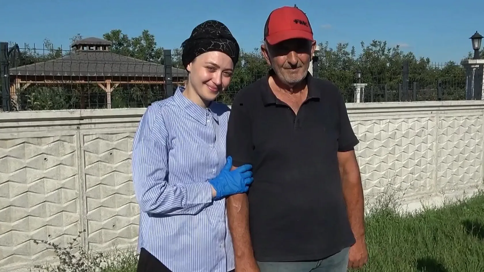 Yüksek lisans yapan Zeynep Sude Sezer hasat zamanı tarlada çalışıyor