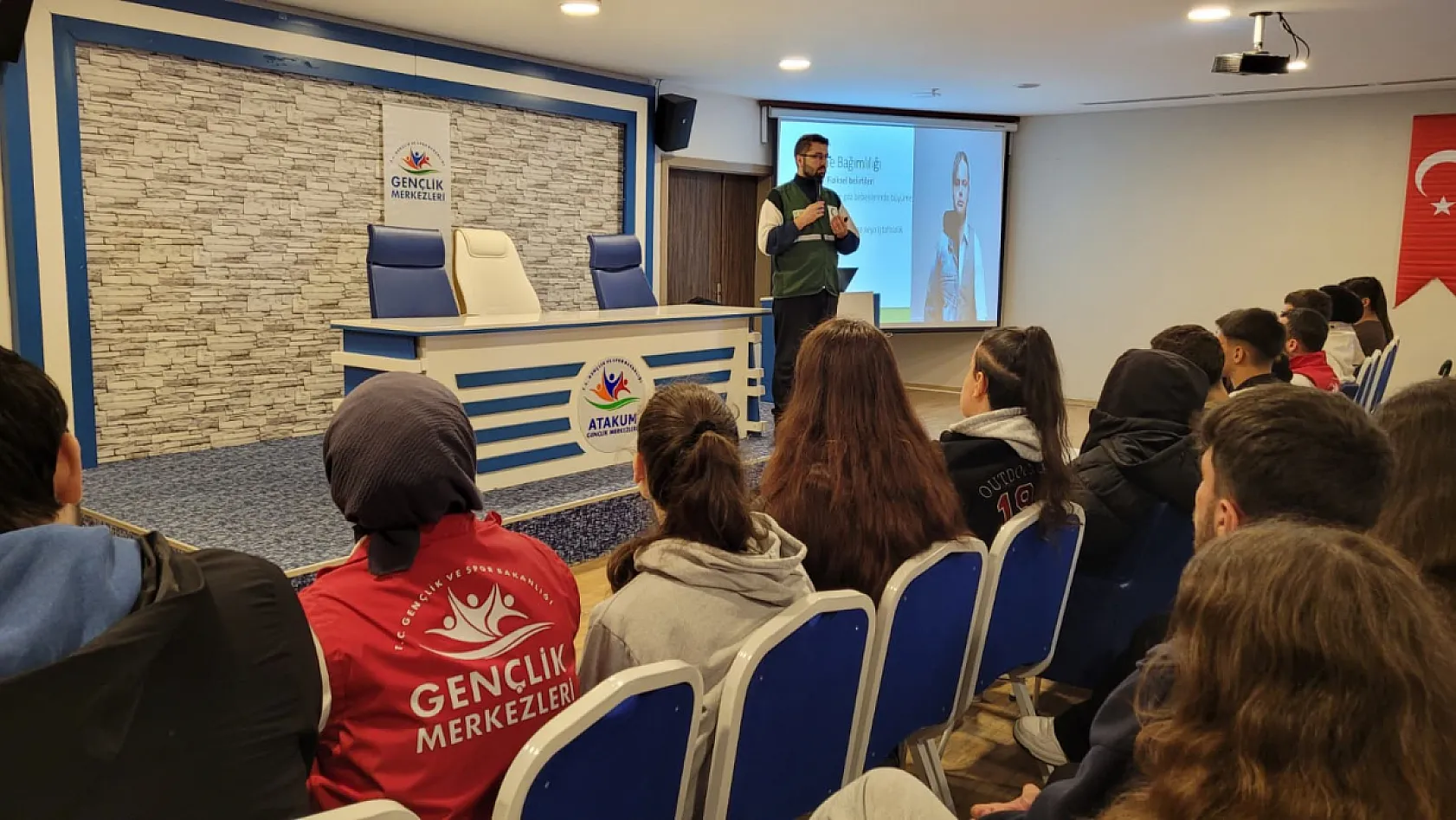Yeşilay'dan gençlere bağımlılıkla mücadele semineri