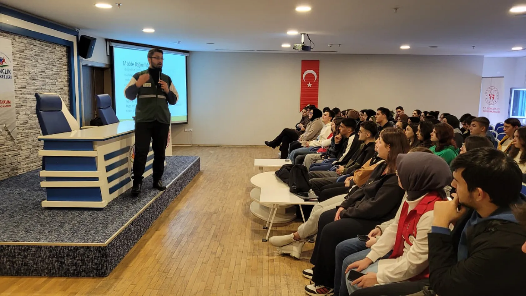 Yeşilay'dan gençlere bağımlılıkla mücadele semineri