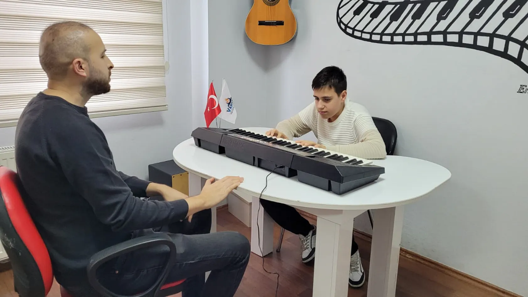 Otizmli Tarık Arda dünyasını müzikle renklendiriyor