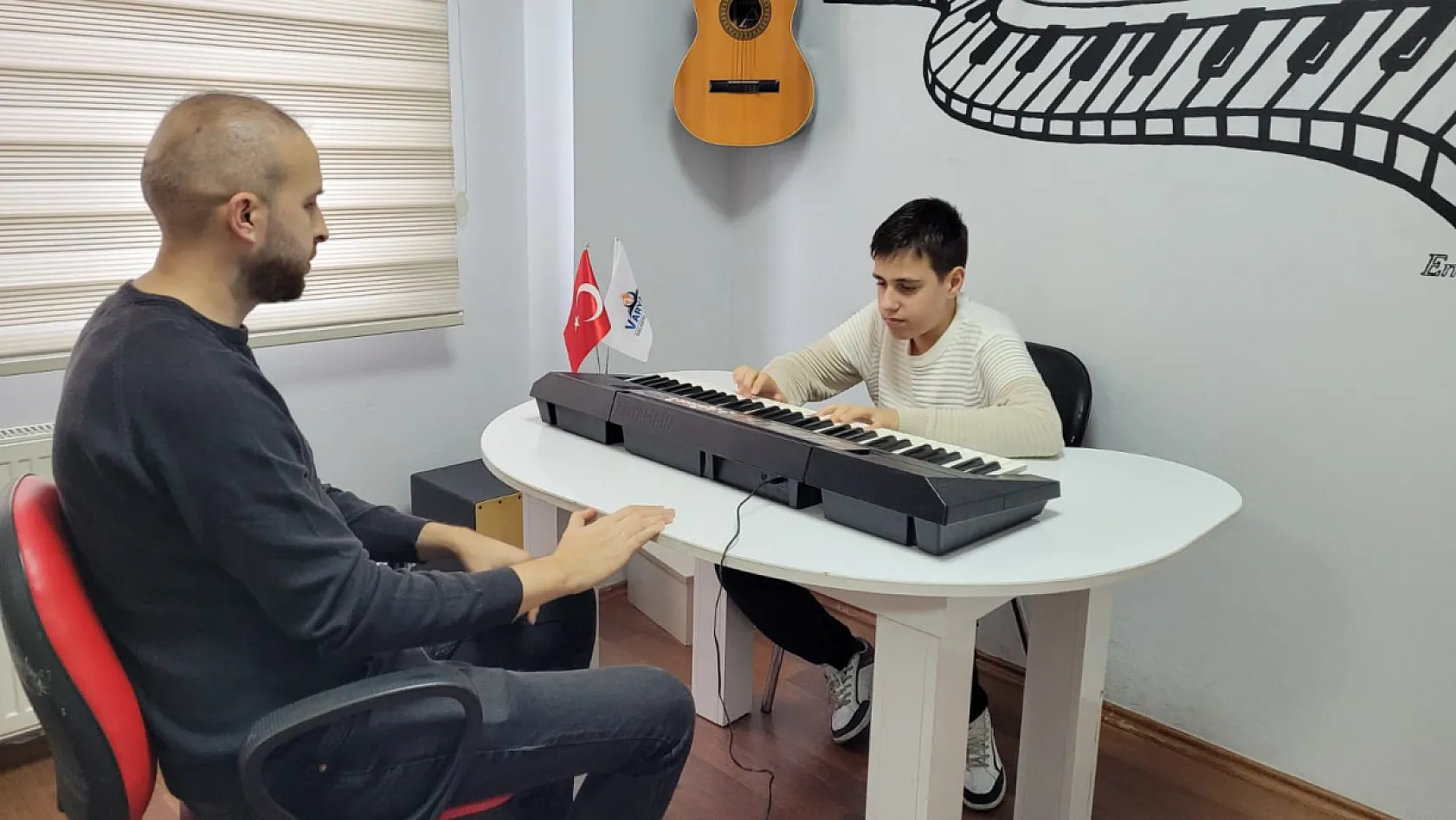 Otizmli Tarık Arda dünyasını müzikle renklendiriyor