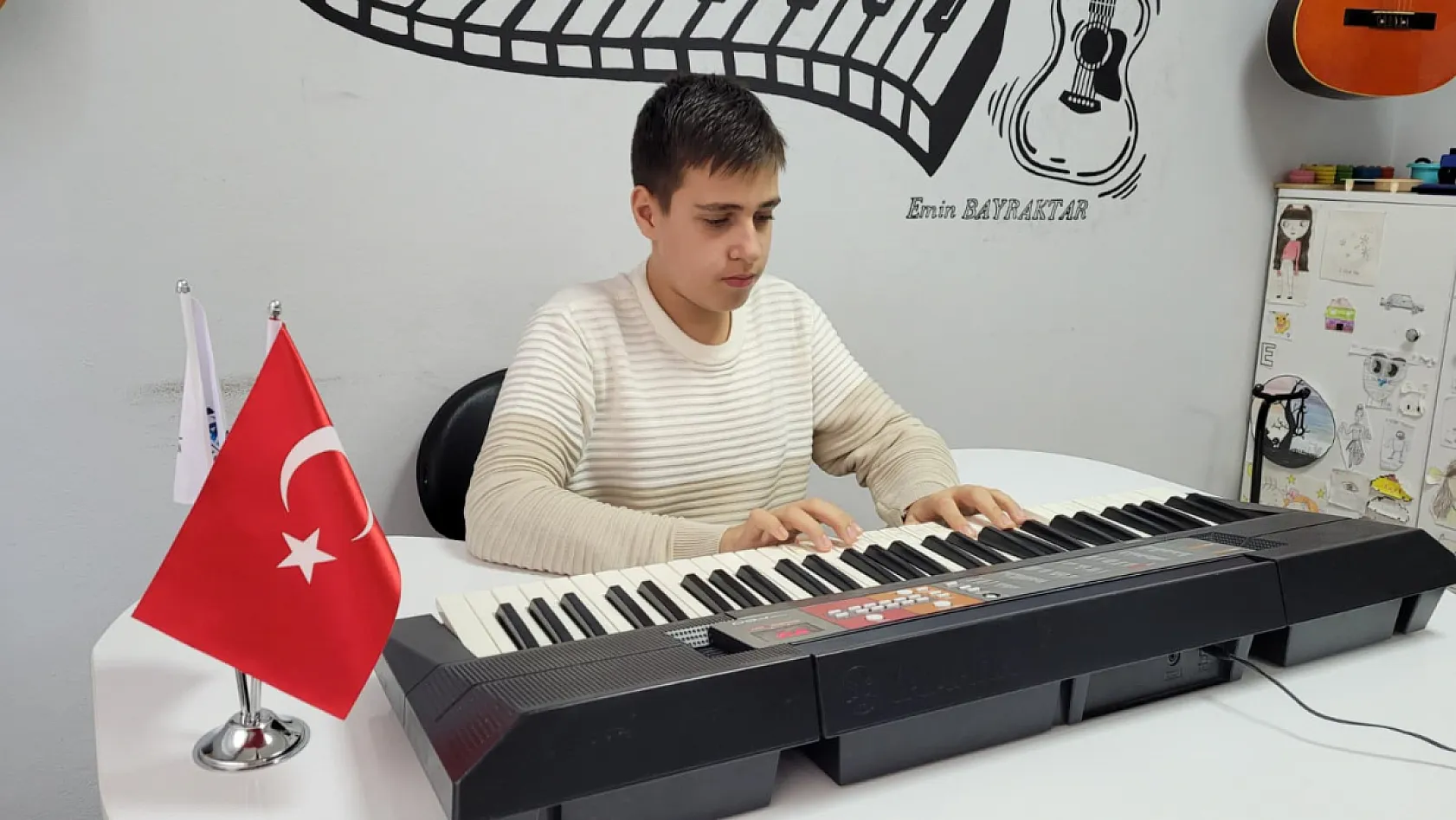 Otizmli Tarık Arda dünyasını müzikle renklendiriyor
