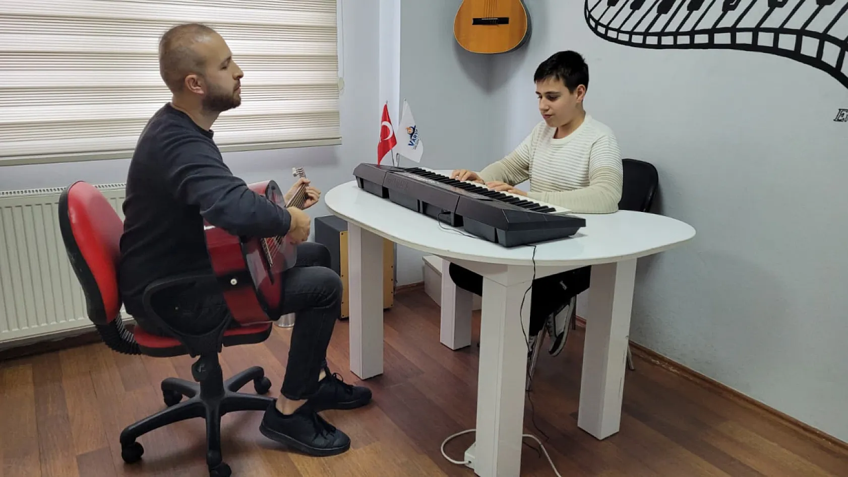 Otizmli Tarık Arda dünyasını müzikle renklendiriyor