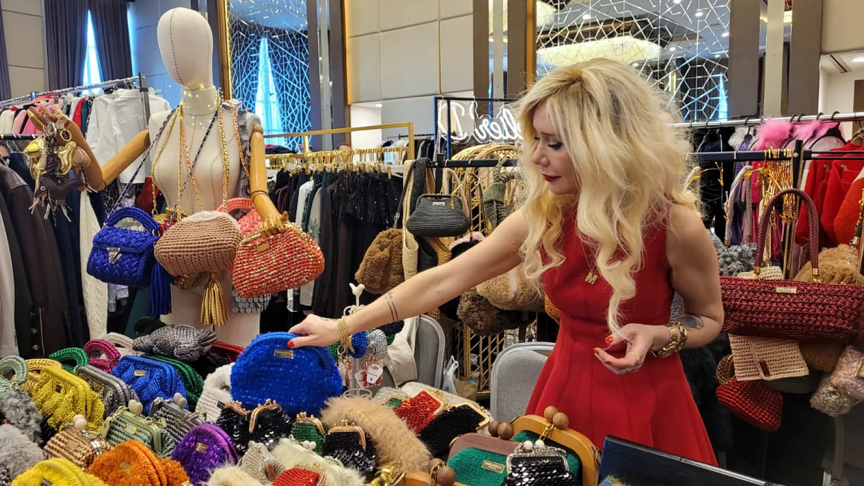 El emeği çantalar üniversite öğrencilerine destek oluyor