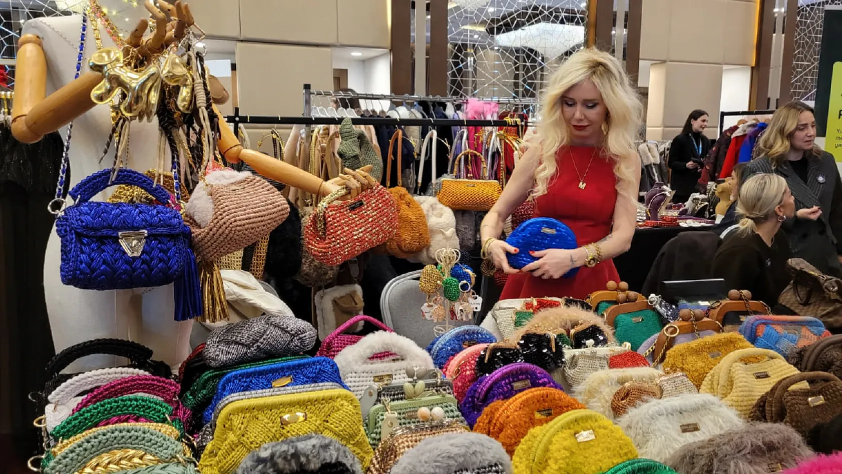 El emeği çantalar üniversite öğrencilerine destek oluyor