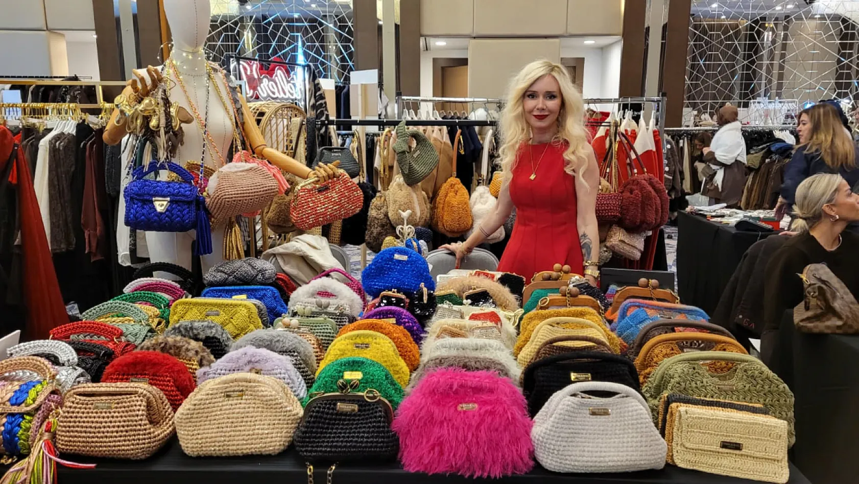 El emeği çantalar üniversite öğrencilerine destek oluyor