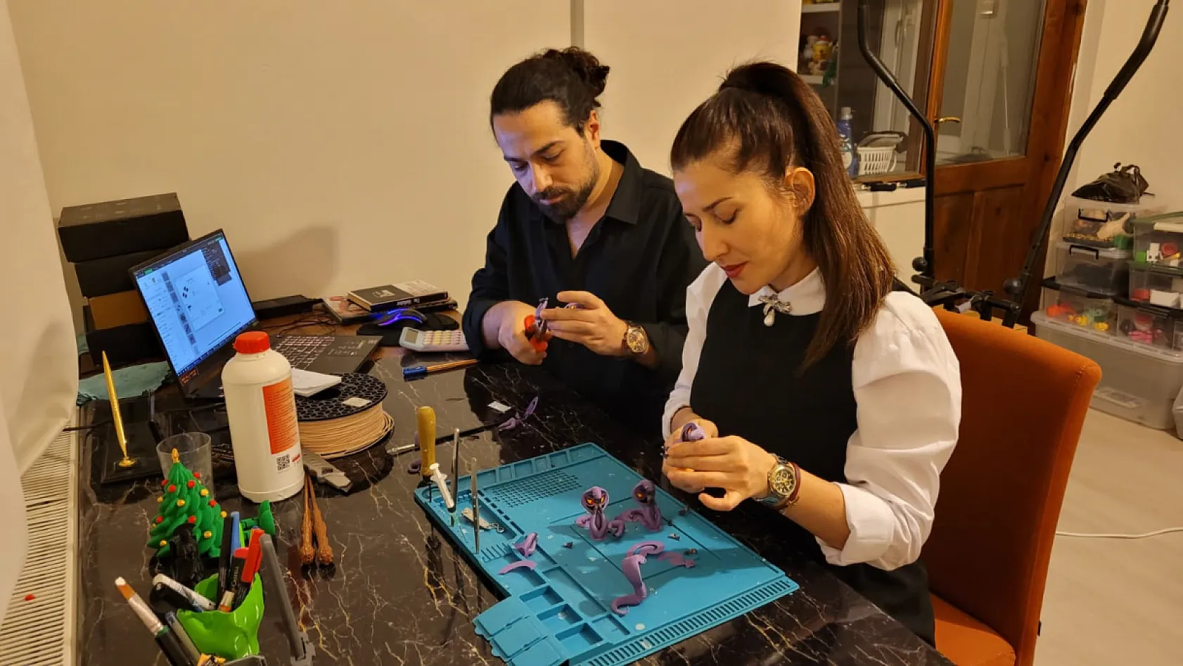 Evin her köşesi oyuncak: 2 bin figürlük koleksiyonlarını 3D yazıcıyla büyütüyorlar
