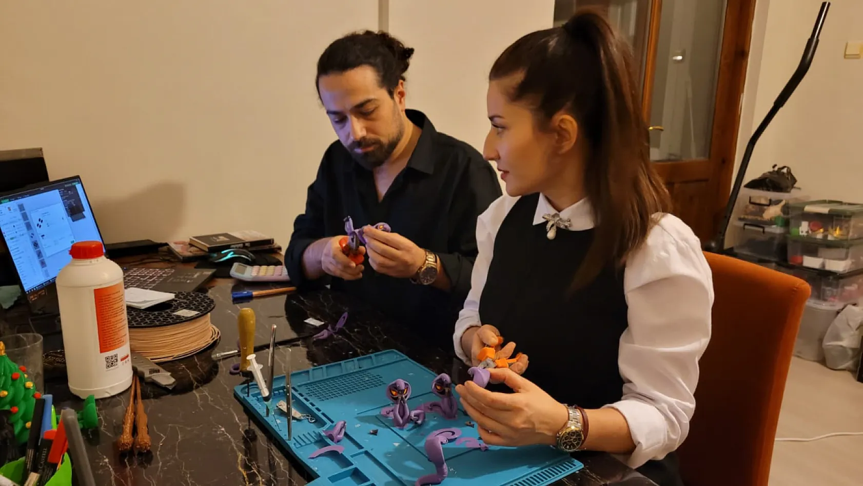 Evin her köşesi oyuncak: 2 bin figürlük koleksiyonlarını 3D yazıcıyla büyütüyorlar
