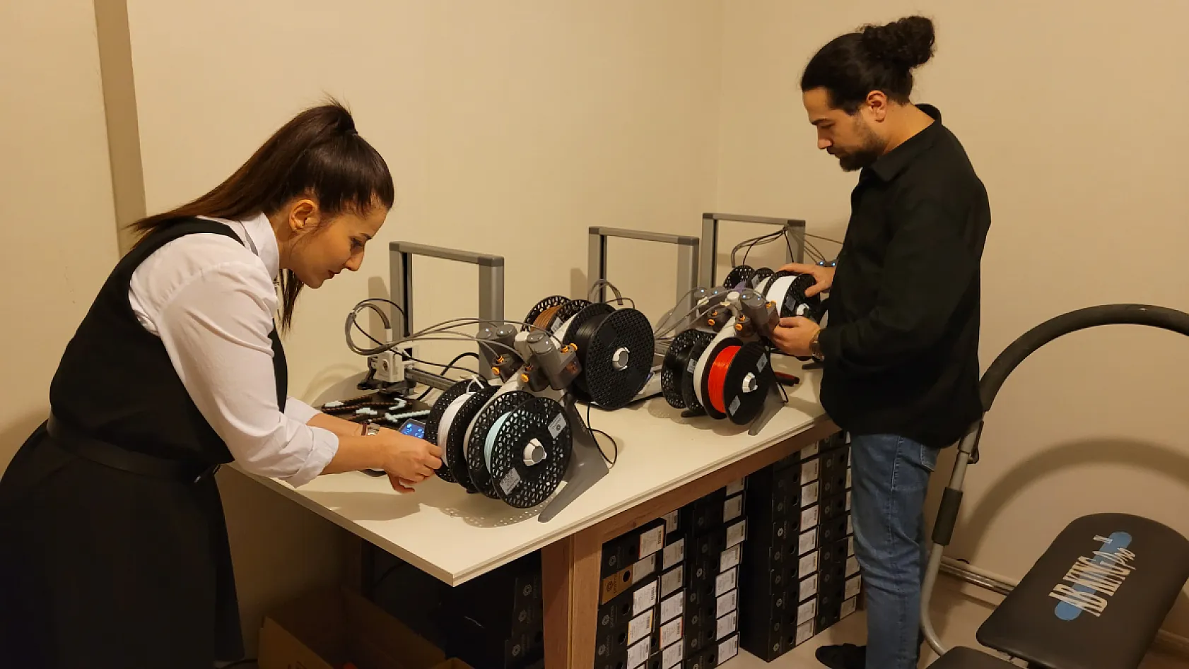 Evin her köşesi oyuncak: 2 bin figürlük koleksiyonlarını 3D yazıcıyla büyütüyorlar