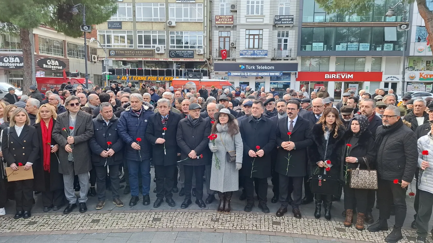 Samsun'da Atatürk Anıtına karanfiller bırakıldı