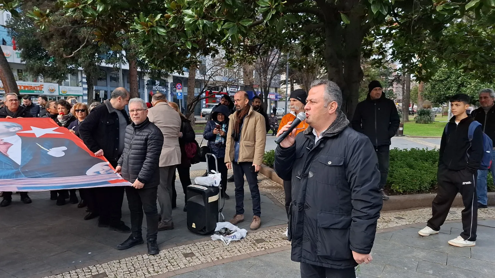 Samsun'da Atatürk Anıtına karanfiller bırakıldı