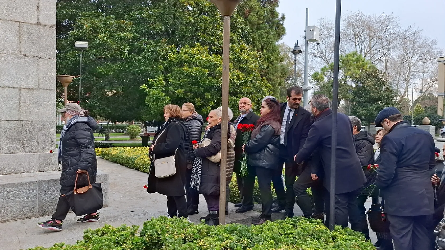 Samsun'da Atatürk Anıtına karanfiller bırakıldı