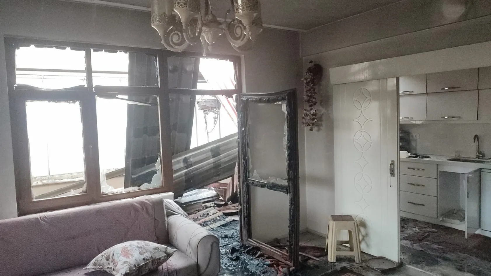 3 Katlı binada yangın paniği!