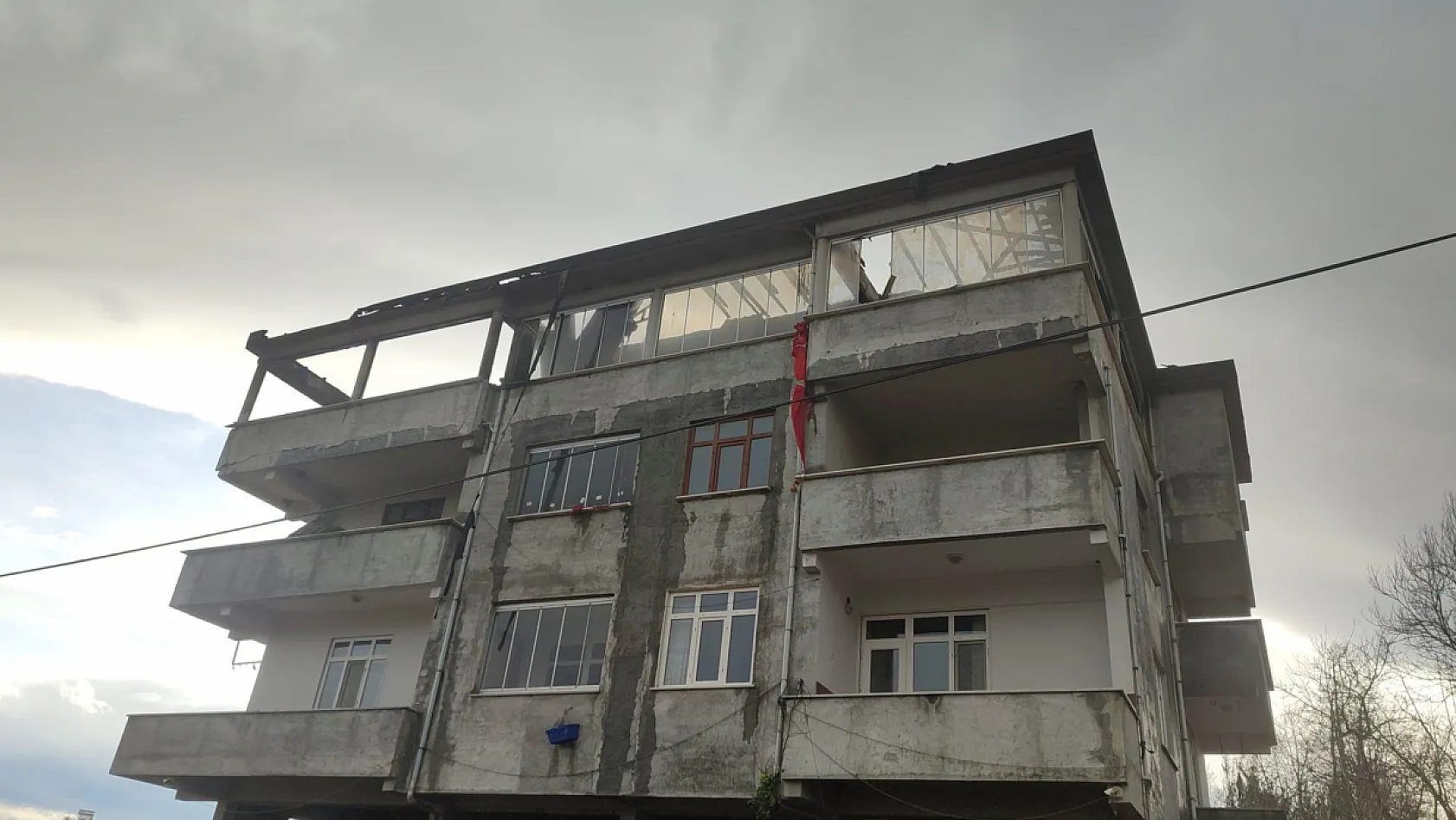 3 Katlı binada yangın paniği!