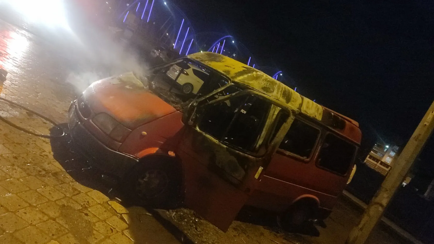 Alevler aracı sardı, Kur'an-ı Kerim yanmadı!