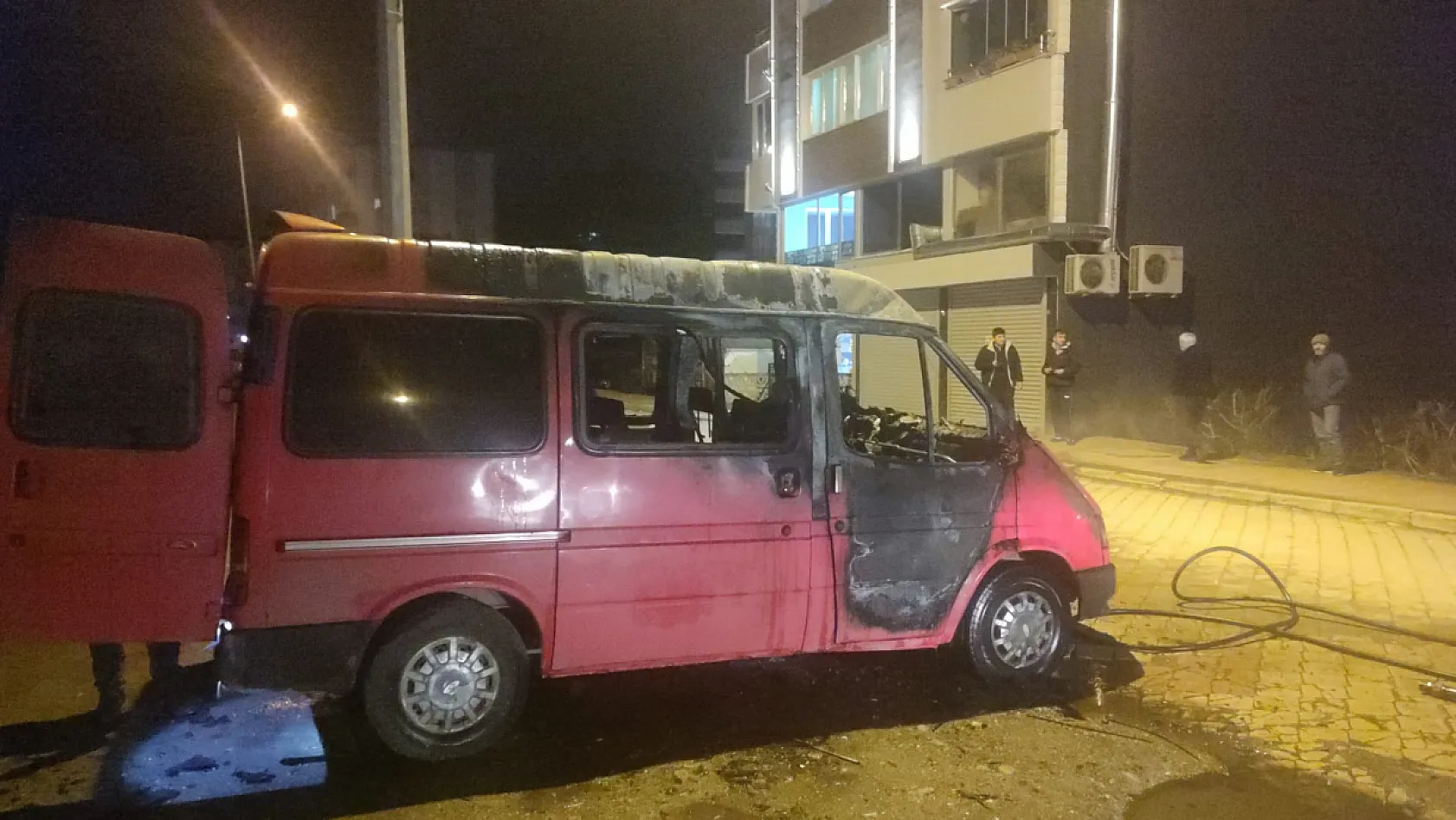 Alevler aracı sardı, Kur'an-ı Kerim yanmadı!