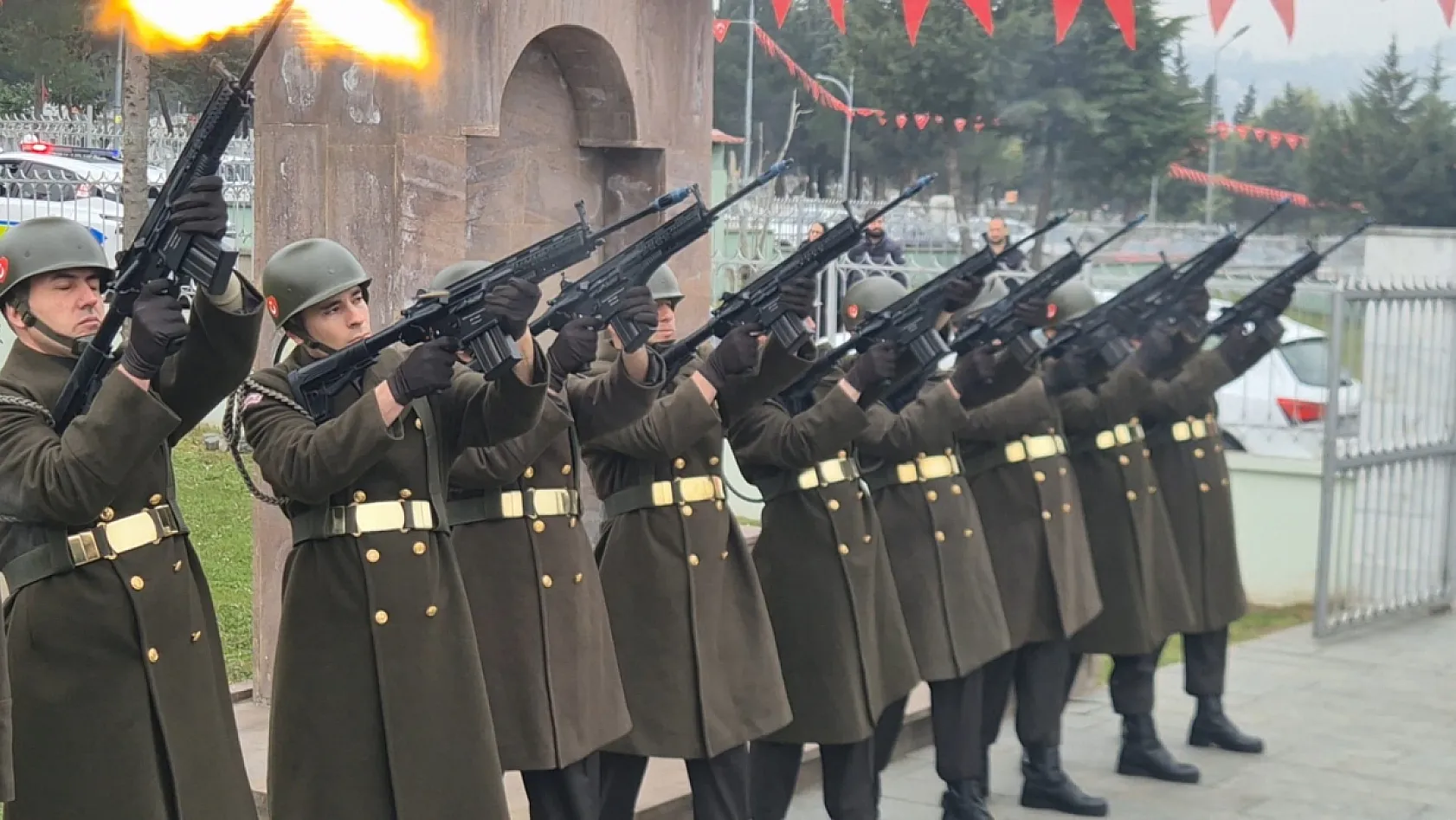 Samsun'da şehitler için saygı atışı