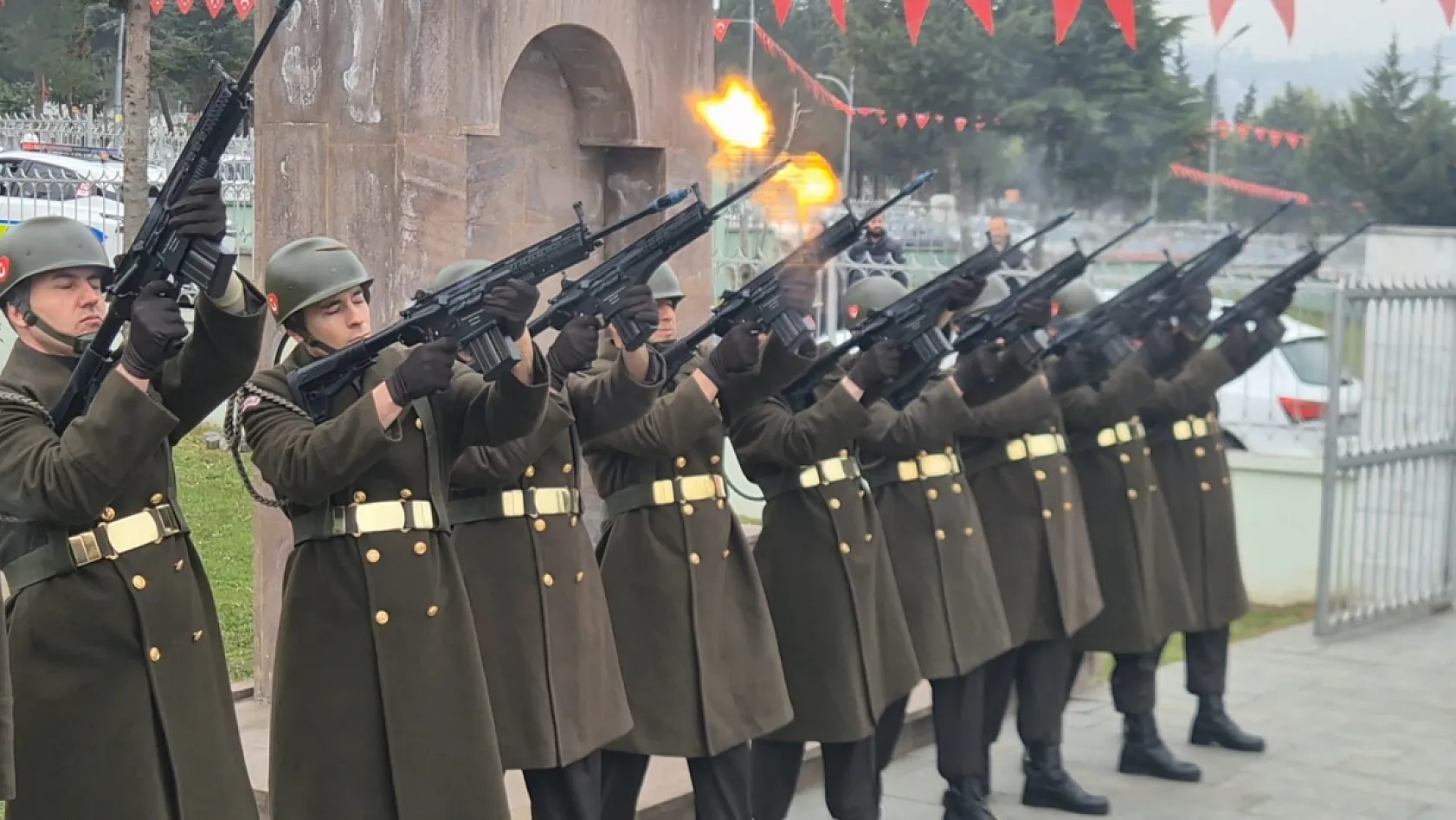 Samsun'da şehitler için saygı atışı
