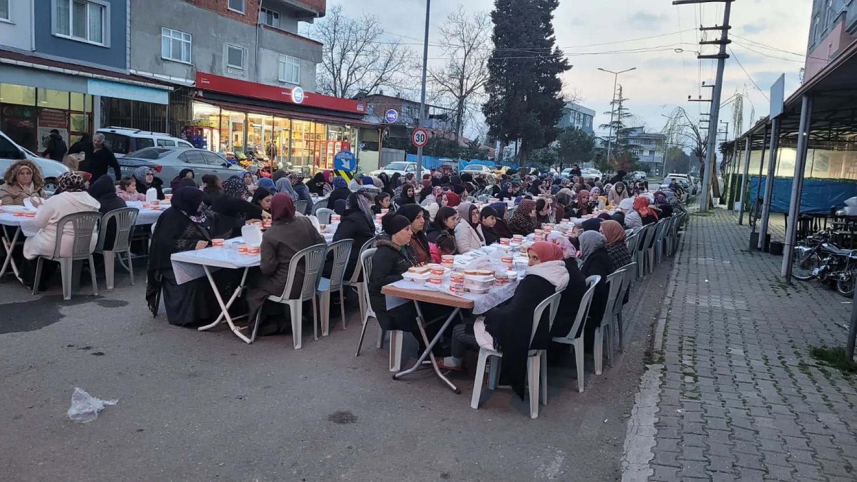 Samsun'da gençlerin düzenlediği iftar programı mahalleliyi buluşturdu