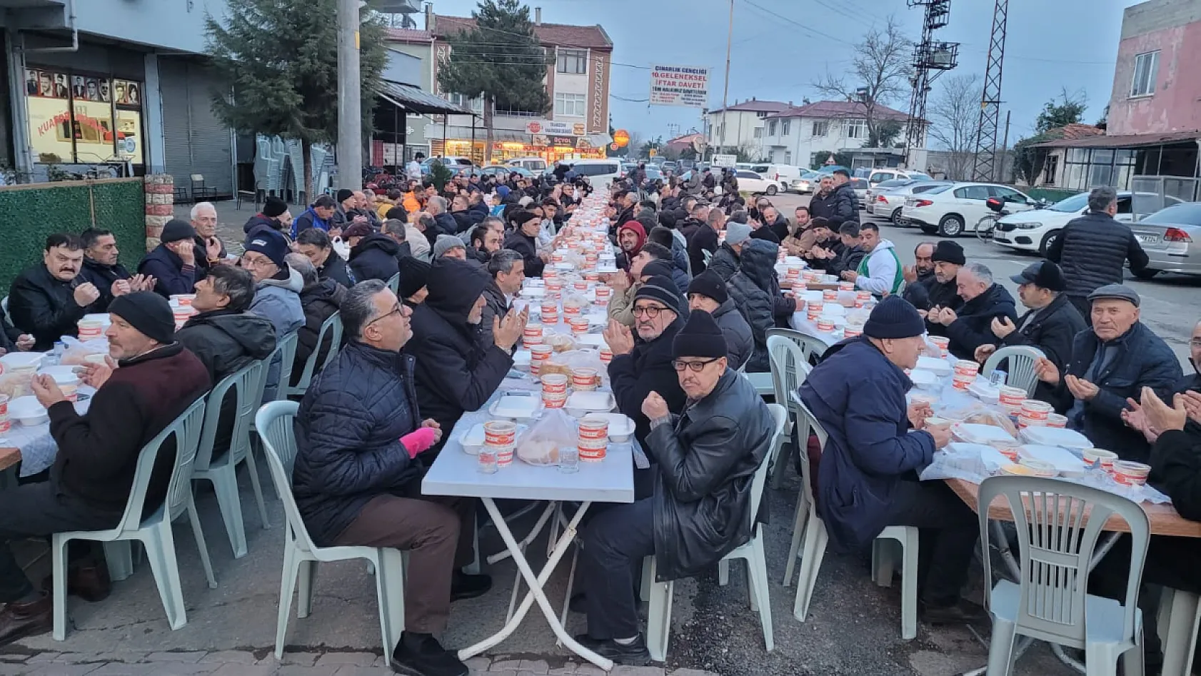 Samsun'da gençlerin düzenlediği iftar programı mahalleliyi buluşturdu