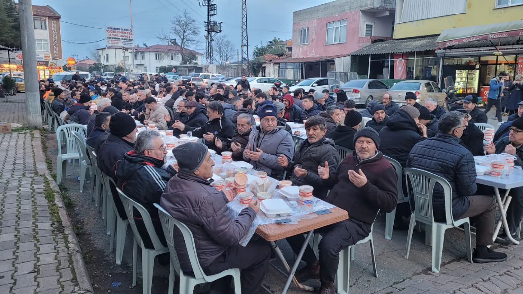 Samsun'da gençlerin düzenlediği iftar programı mahalleliyi buluşturdu