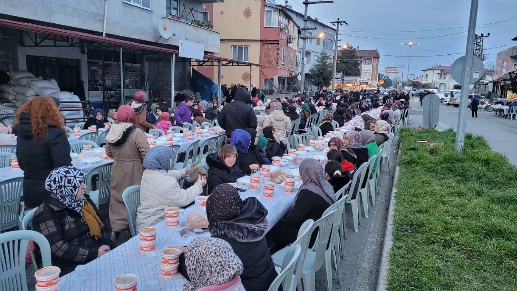 Samsun'da gençlerin düzenlediği iftar programı mahalleliyi buluşturdu