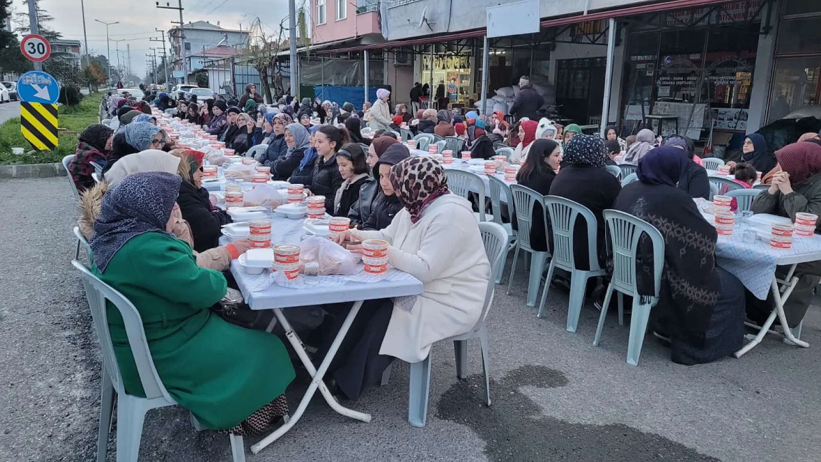 Samsun'da gençlerin düzenlediği iftar programı mahalleliyi buluşturdu