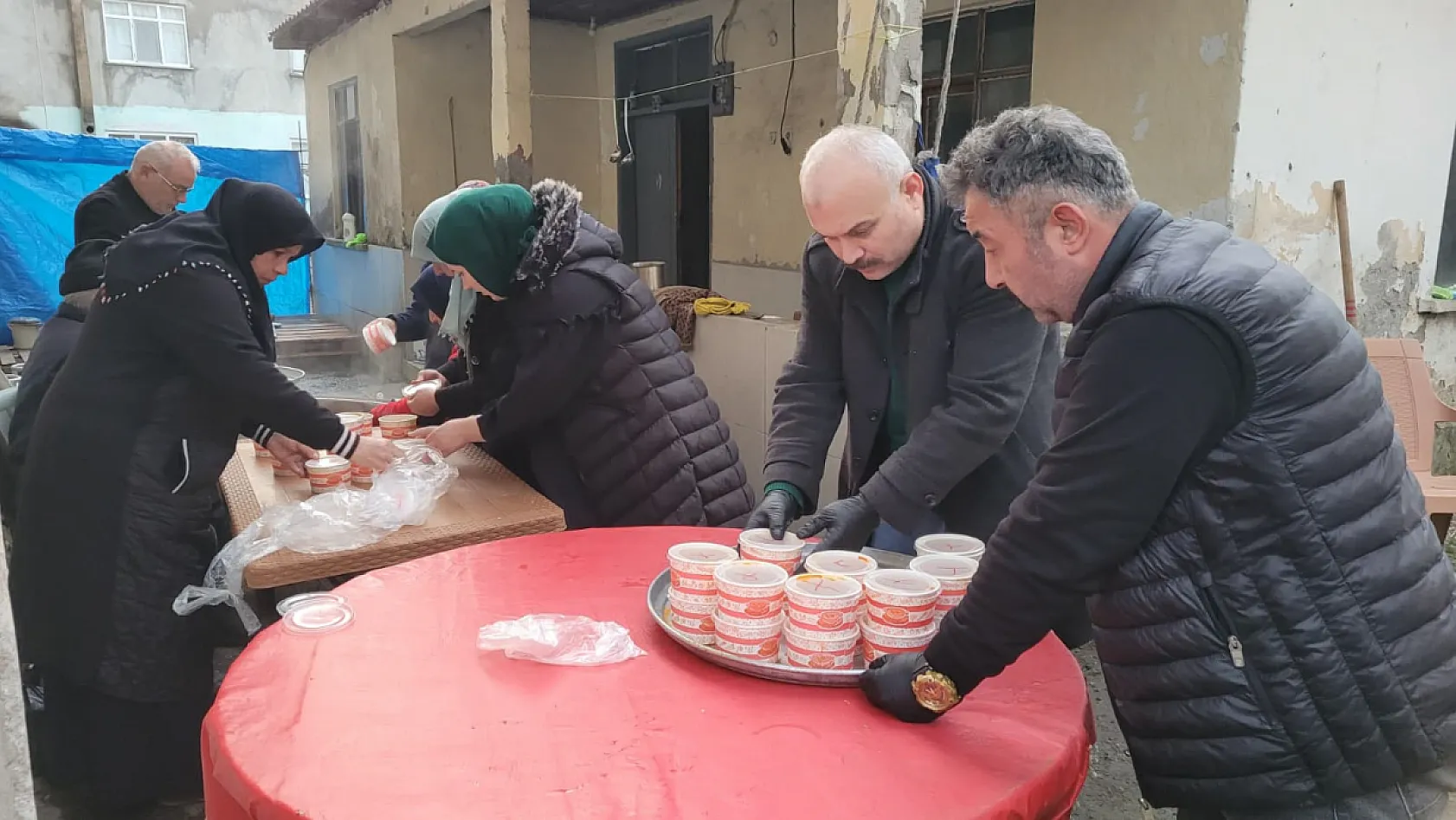 Samsun'da gençlerin düzenlediği iftar programı mahalleliyi buluşturdu