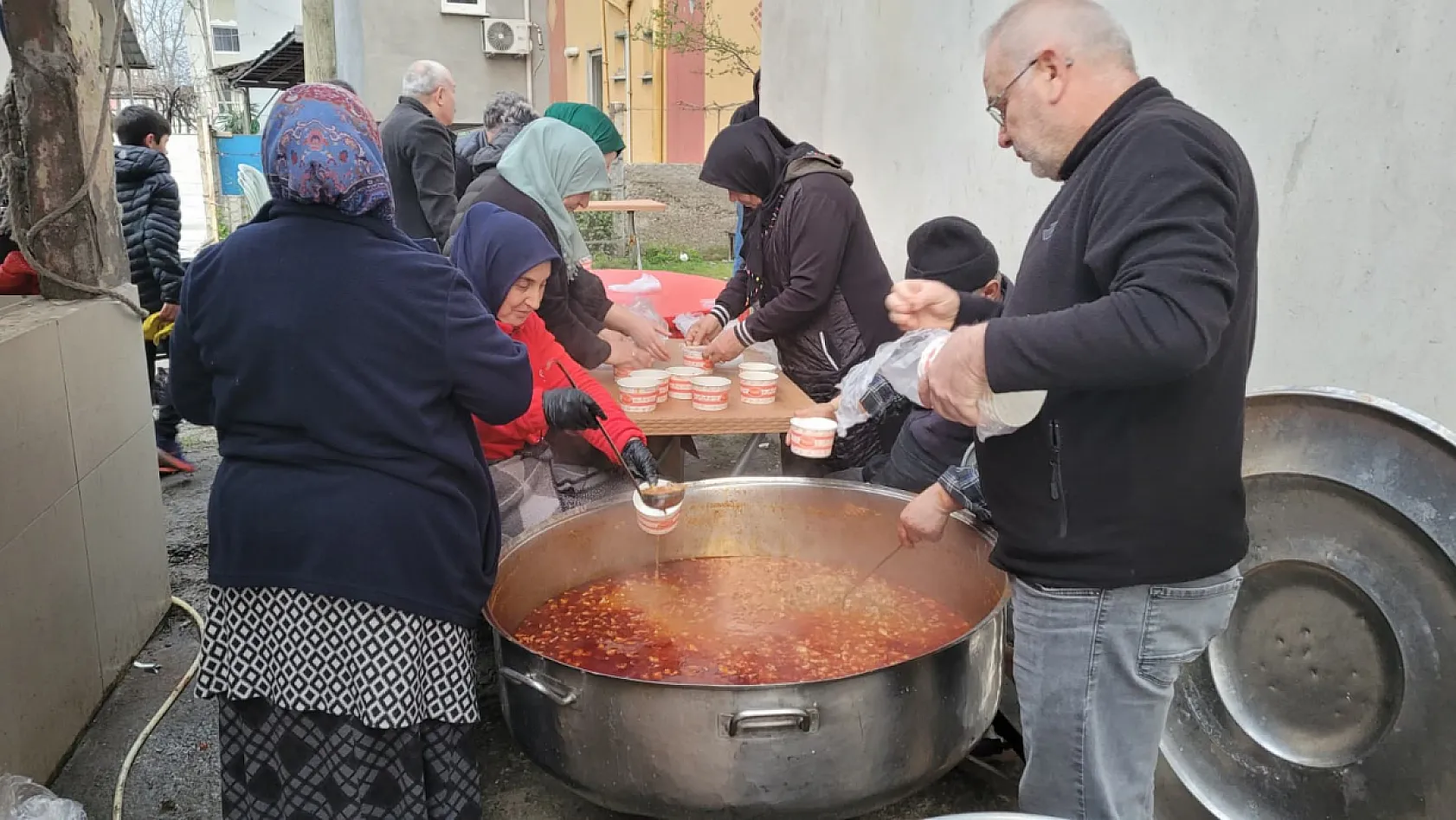 Samsun'da gençlerin düzenlediği iftar programı mahalleliyi buluşturdu