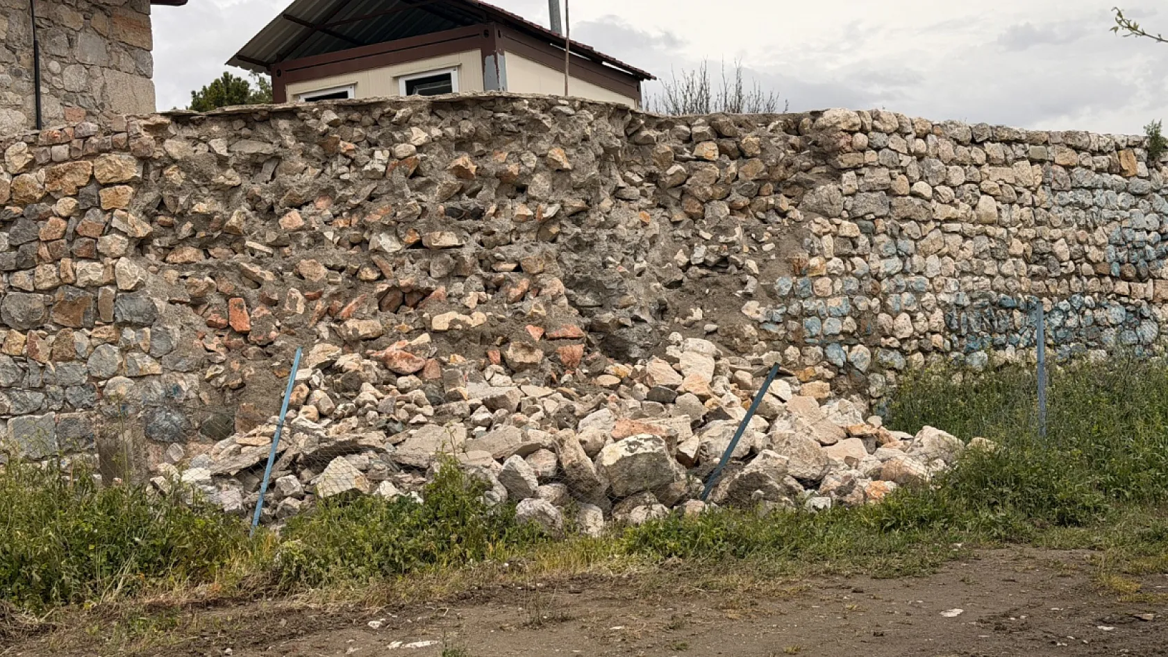 'Veni, Vidi, Vici'nin Kalesinde Çökme! Sezar'ın Mektubu Yazdığı Surlar Yağışa Dayanamadı...